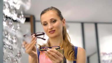 Gözlük modelleri arasında seçme optometrist mağaza alışveriş kadın