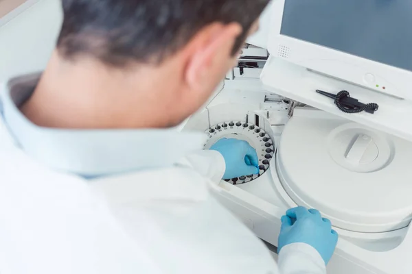 Dokter atau teknisi lab yang menganalisa darah — Stok Foto