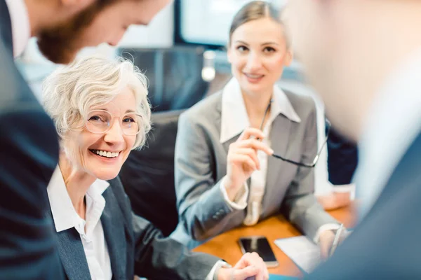 Gente de negocios durante la negociación de un acuerdo — Foto de Stock