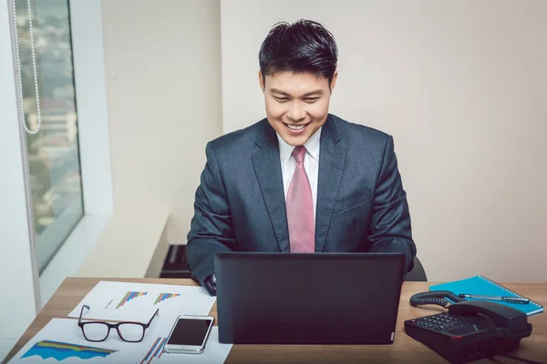 Jeune homme d'affaires travaillant sur ordinateur portable — Photo