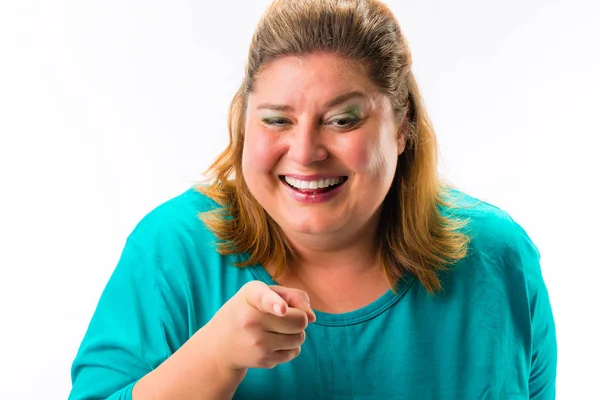 Sorridente donna grassa che punta il dito — Foto Stock