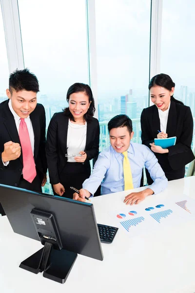 Businesspeople looking at computer in the office — Stock Photo, Image