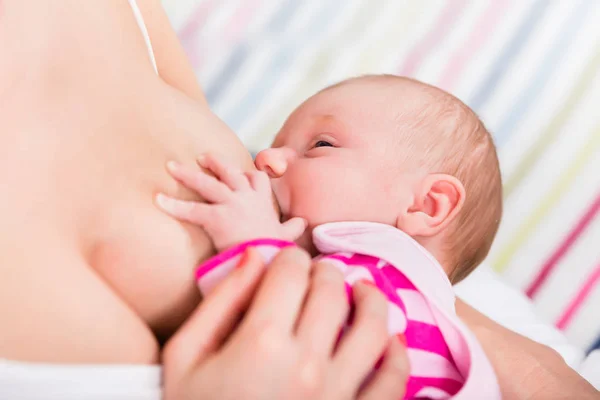 Baby feeds on mothers breast milk — Stock Photo, Image