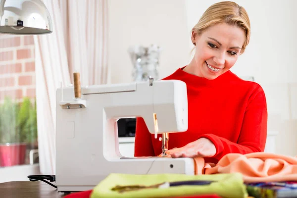 Frau näht Kleidung — Stockfoto