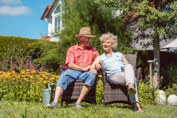 Happy senior couple in love relaxing together in the garden in summer — Stock Photo, Image