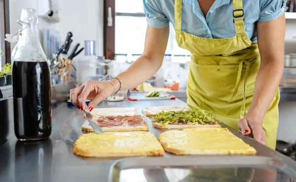 Frau bereitet Sandwich zu — Stockfoto