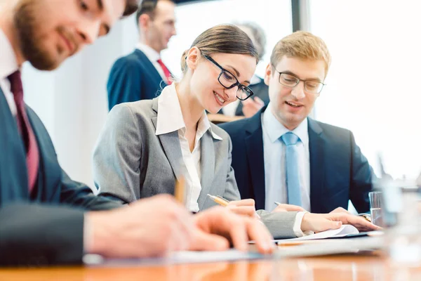 Businesspeople analyzing documents or reading a contract — Stock Photo, Image