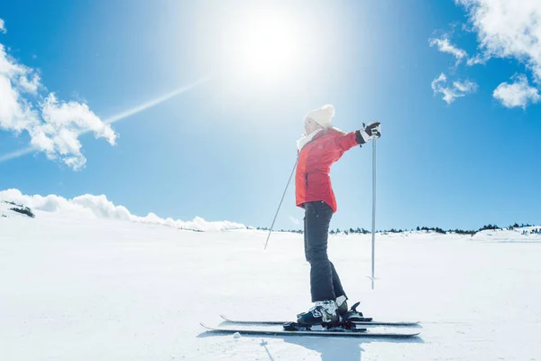 Kobieta, ciesząc się jej urlop zimą na narty — Zdjęcie stockowe