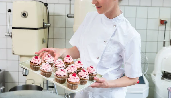 Pasta ekmek kek üzerinde çalışan kadınlarda Baker — Stok fotoğraf