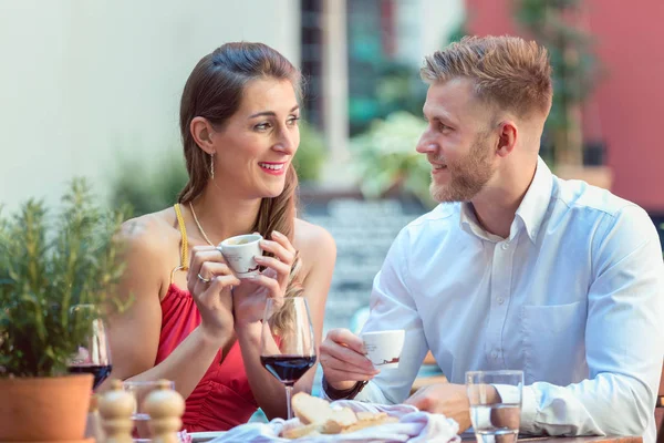 Casal feliz em um encontro — Fotografia de Stock