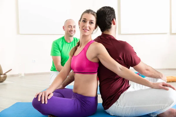 Hombre y mujer practicando yoga — Foto de Stock