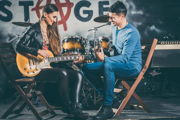 Mujer tomando clases de guitarra con profesor de música —  Fotos de Stock