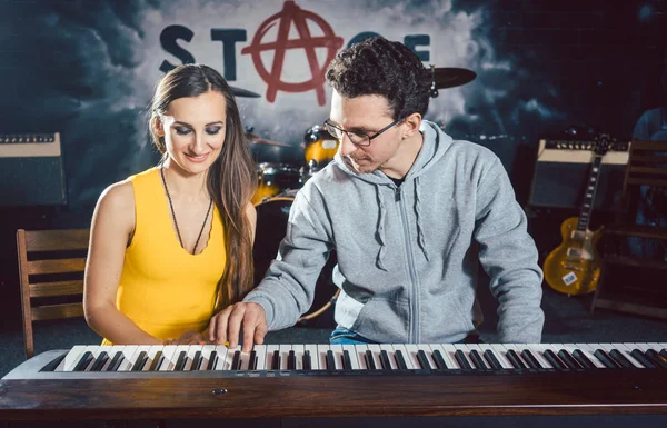 Zongora tanár ad zenei leckéket tanítványa — Stock Fotó