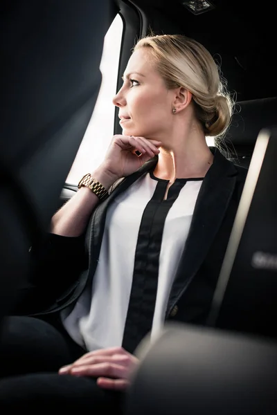 Elegante giovane donna d'affari seduta in auto — Foto Stock