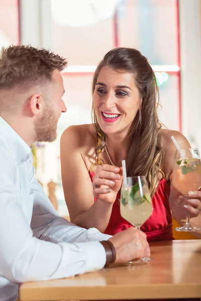 Jeune couple dégustant des cocktails — Photo