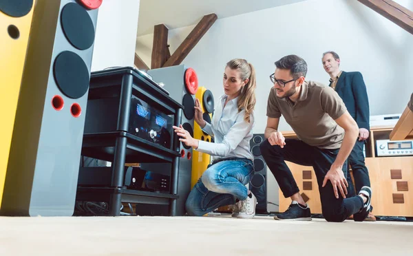 Young couple buying high-end stereo equipment in store — Stock Photo, Image