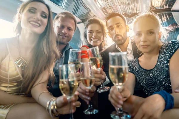 Multidão de pessoas da festa em uma limusina com bebidas — Fotografia de Stock