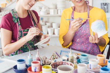 İki kadın kendi seramik sofra DIY atölyesinde resim