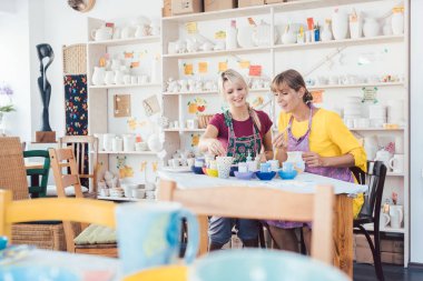 Kendi kendine yapılan sofra atölyede bir sürü bakarak kadın arkadaşlar