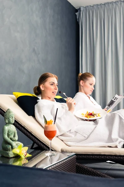 Mujer sonriente desayunando — Foto de Stock