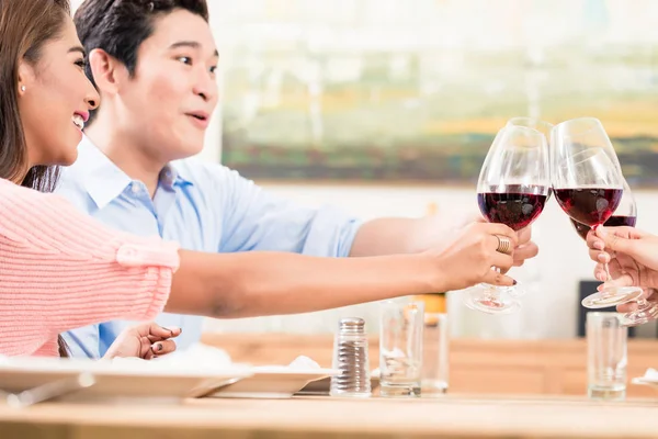 Pareja de copas de vino tostadas con amigos —  Fotos de Stock