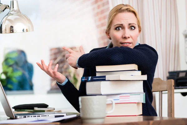 Mujer preocupada con pila de libros — Foto de Stock