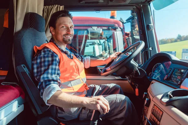 Conductor de camión o camión sentado en la cabina de su vehículo — Foto de Stock
