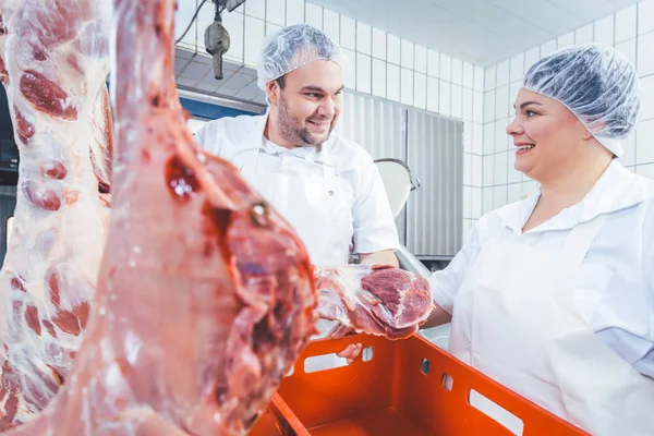 Team von Metzgern arbeitet mit Fleisch in der Metzgerei — Stockfoto