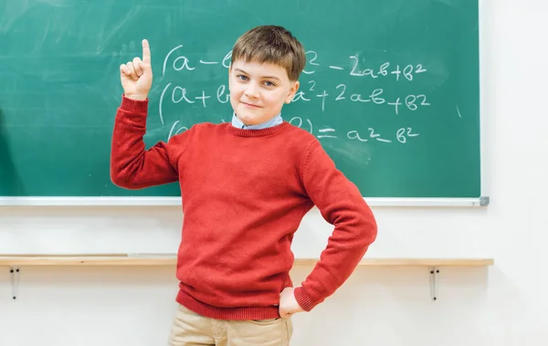 Genius iskolás lehetne megoldani a matematikai feladat — Stock Fotó