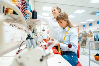 İki kadın onların studio çalışma terzi