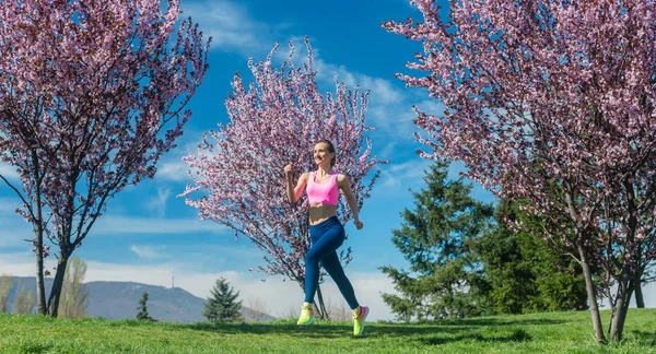 Жінка весною бігає або бігає як спорт — стокове фото