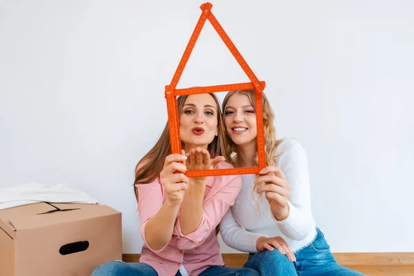 Duas mulheres que alugaram um novo apartamento — Fotografia de Stock