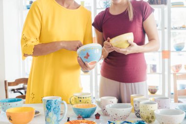 Kadınlar bir atölye seramik yemekleri satın alma