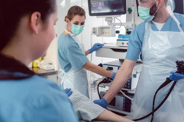 Arzt während der Endoskopie, die das Bild des Mundes auf dem Bildschirm überprüft — Stockfoto
