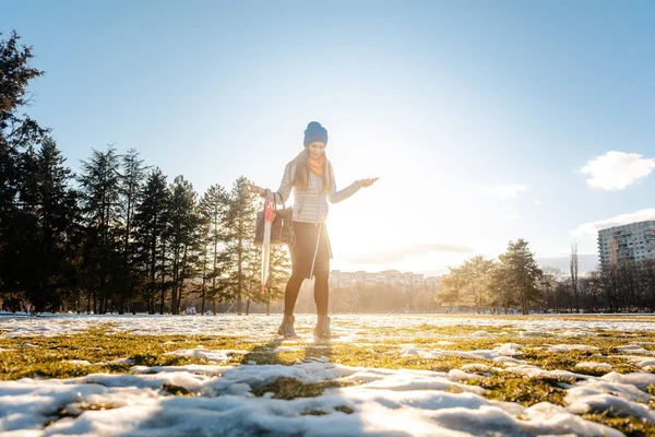 女人在泥泞的雪地里行走 — 图库照片