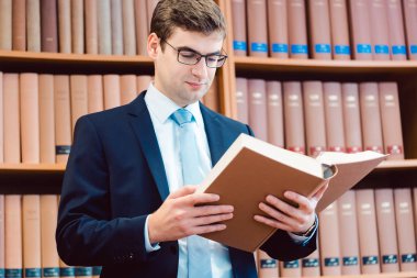 Avukat ofisinde emsal kalın kitap okuma