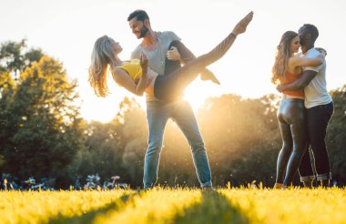 Bir grup insan Kizomba'nde Günbatımı dans 