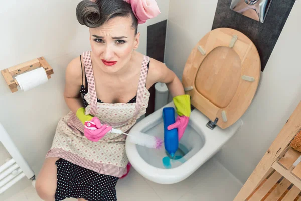 Femme au foyer n'ayant absolument aucun plaisir à nettoyer les toilettes — Photo