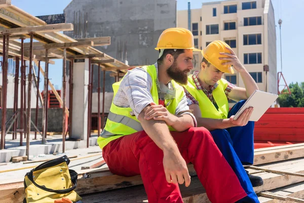 Werknemers lezen of kijken naar een video op een tablet Pc tijdens pauze op het werk — Stockfoto