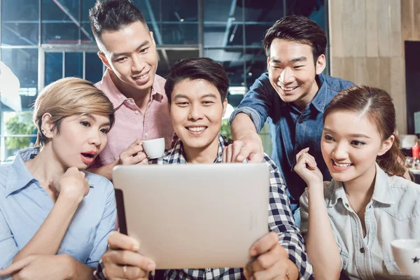 Grupo de amigos disfrutando en la tableta digital — Foto de Stock