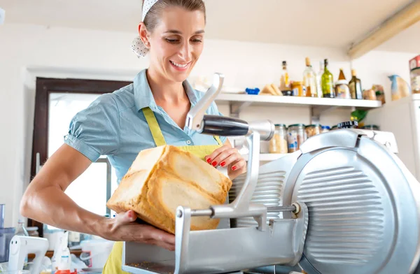 Mujer sonriente sosteniendo pan — Foto de Stock