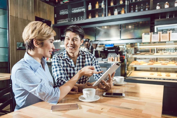 Pareja sentada en la cafetería — Foto de Stock