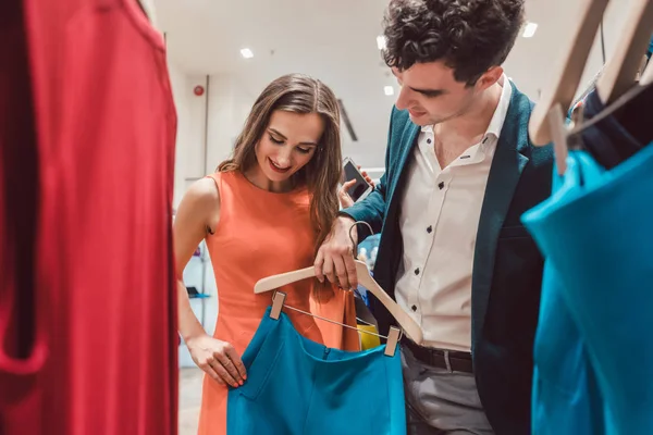 Casal ansioso por roupas novas na moda shopping spree — Fotografia de Stock