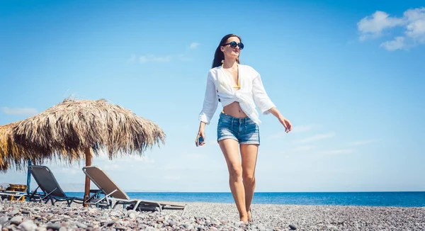 Kvinna promenader på stranden — Stockfoto