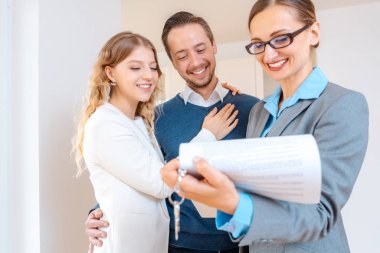 Emlakçı kadın yeni kira kontratının detaylarını dolduruyor.