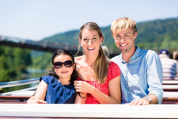 Famiglia seduta felicemente in barca sulla crociera sul fiume in estate — Foto Stock