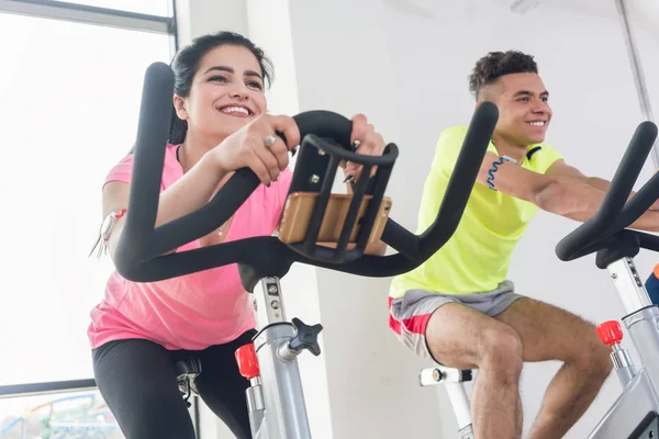 Dos amigos ciclismo en el gimnasio — Foto de Stock