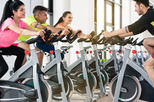 People cycling in a row — Stock Photo, Image