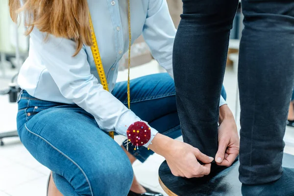 Alteraciones a medida pantalones de medición en un cliente —  Fotos de Stock