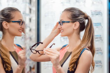 Bakışları aynasından kontrol Optometristler mağaza genç kadın